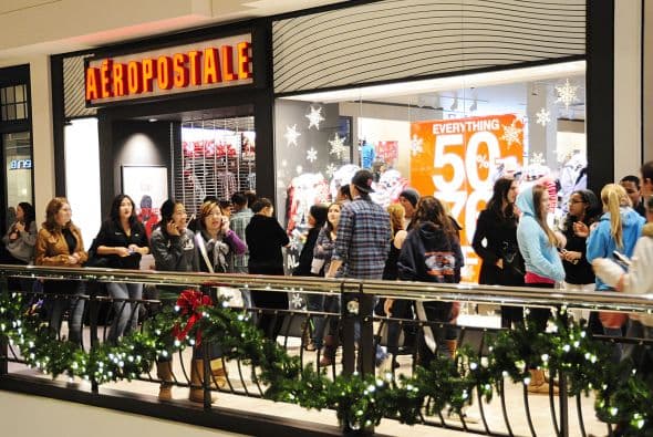 2. HAZ UNA LISTA DE LOS PRODUCTOS A COMPRAR- Luego de que hayas revisado los precios de diversos productos, apoyado por anuncios en internet, periódicos, o visitas a tiendas, puedes hacer una lista de los artículos que realmente deseas comprar. Esto te ayudará a no perder tiempo en tiendas donde no comprarás nada y alcanzar la oferta que buscabas.