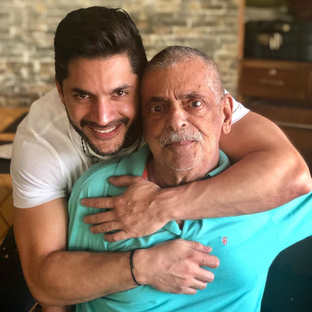 Ante la difícil situación, pidió a sus fans que dedicaran oraciones por su pronta salud.