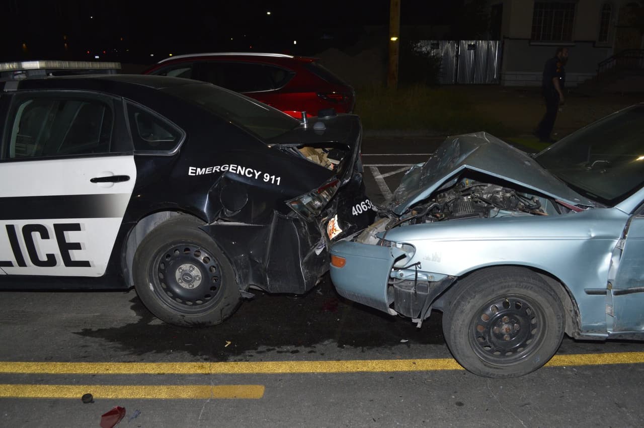 Una adolescente de 17 años chocó contra dos patrullas de la policía en Salt Lake City 