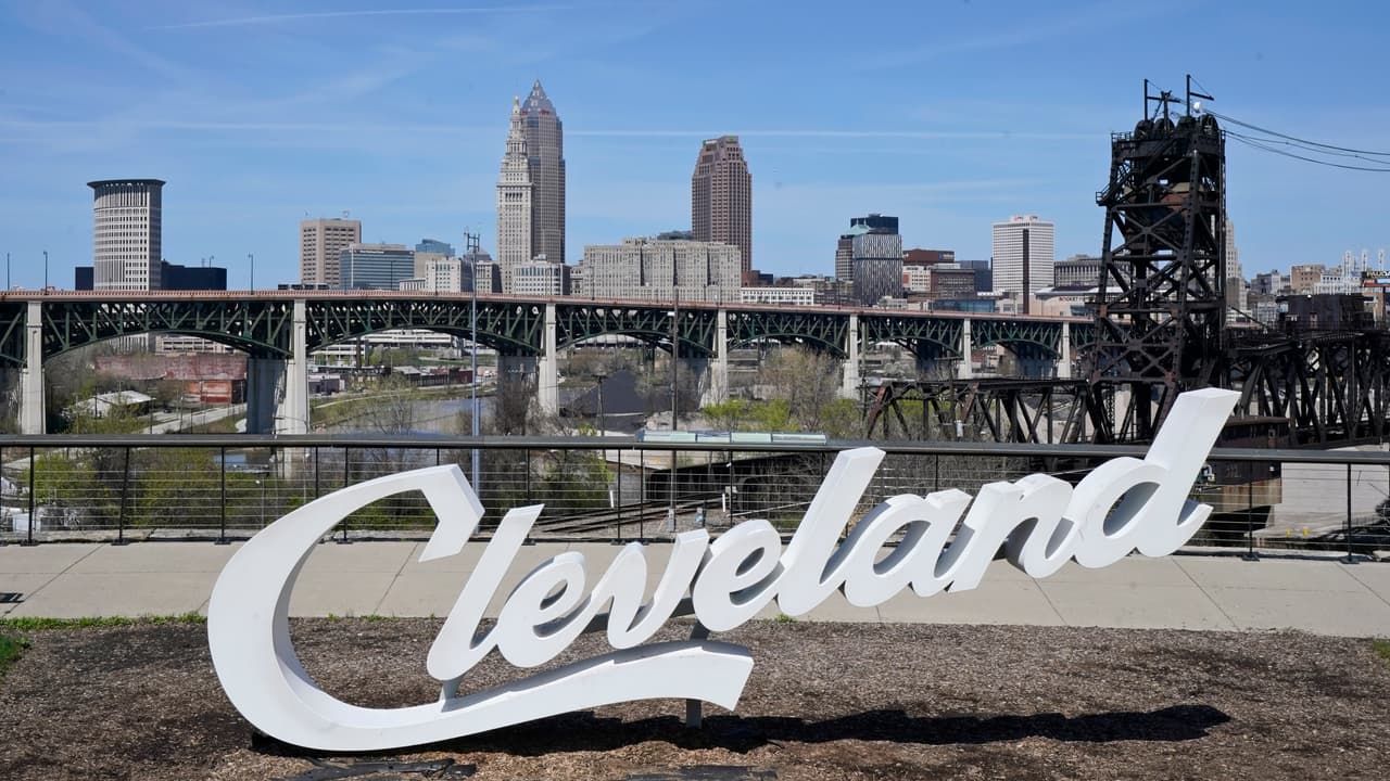 7.- 
<b>Cleveland</b>: Con una puntuación total de 39.33, Cleveland se posiciona en la zona inferior del ranking de seguridad. Sus resultados muestran un desempeño limitado en las principales áreas evaluadas, especialmente en seguridad del hogar y la comunidad, donde ocupa el puesto 171, y en seguridad financiera, con la posición 172. En cuanto al riesgo de desastres naturales, alcanza el lugar 107, una posición intermedia frente a las demás categorías. El balance general refleja una ciudad con dificultades persistentes tanto en las condiciones de seguridad diaria como en la estabilidad económica de sus habitantes.