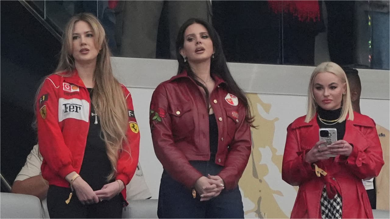 Lana del Rey durante el Himno Nacional de EEUU.