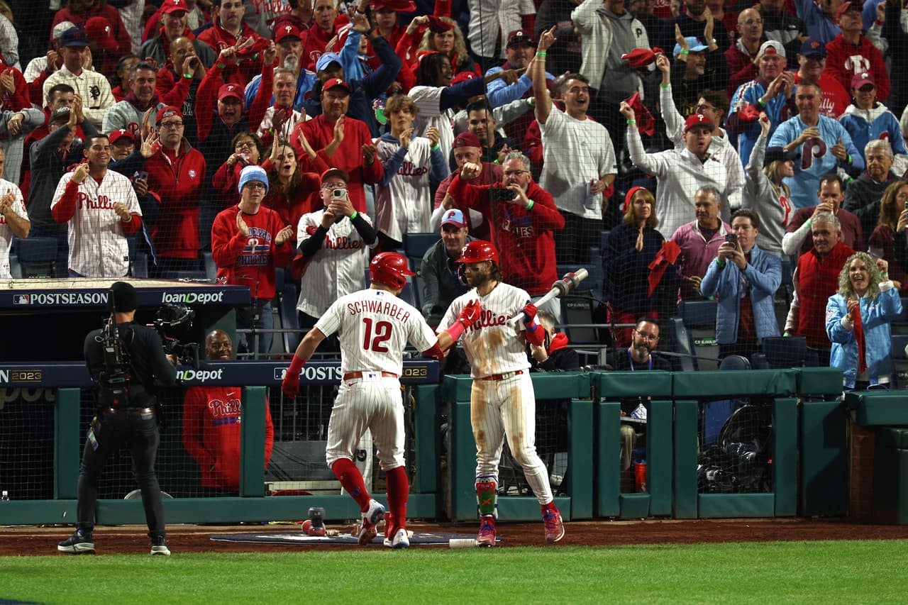 8:54 p.m.-- Kyle Schwarber conecta jonrón solitario. Los Phillies lideran 2-0