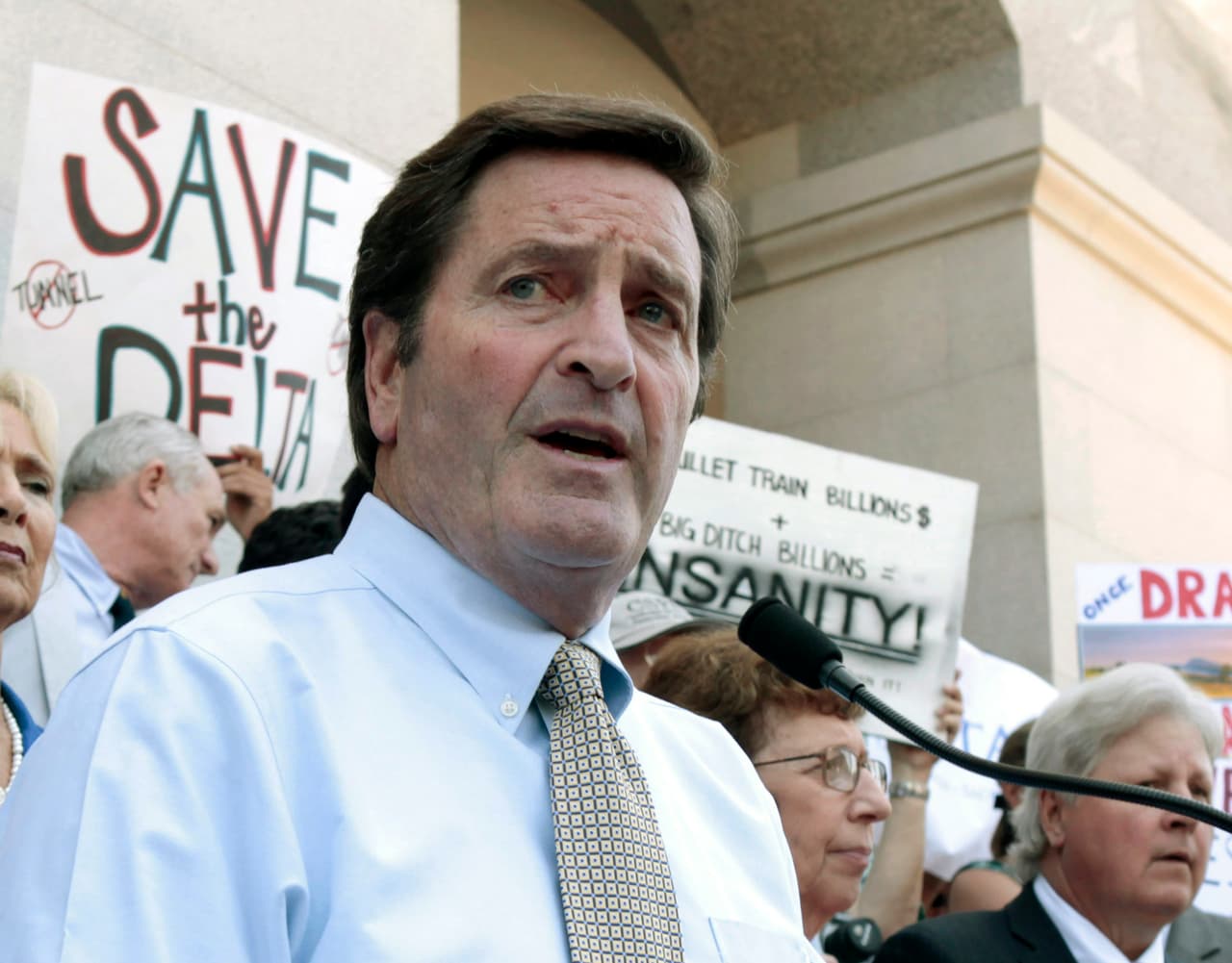 "Este es un ataque flagrante contra la democracia estadounidense. La democracia estadounidense ha sobrevivido más de 200 años, y sobrevivirá a Donald Trump", dijo el congresista demócrata 
<b>John Garamendi</b> de Walnut Grove.