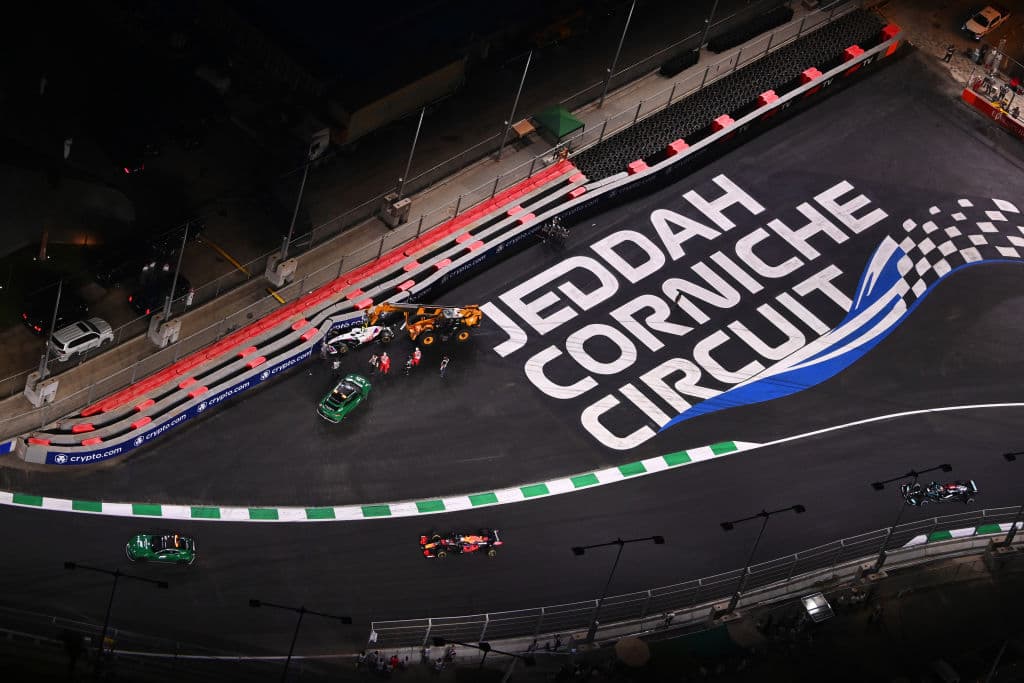 Una carrera demasiado accidentada donde Lewis Hamilton se lleva la victoria en la penúltima carrera del año. Max Verstappen de Red Bull se lleva la segunda posición y Valteri Bottas rebasó a Ocon en los últimos metros, quedando en tercera posición en el Gran Premio de Arabia Saudita; Sergio Pérez quedó fuera de la carrera tras un choque con Leclerc.