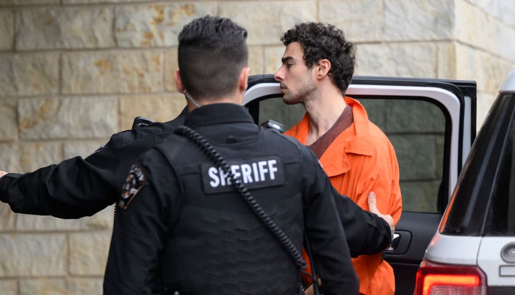 En la audiencia, Mangione enfrenta la lectura de cargos locales que incluyen posesión de un arma de fuego sin licencia, falsificación y proporcionar identificación falsa a la policía. Estos cargos se suman a la acusación de asesinato presentada en Nueva York la noche del lunes.