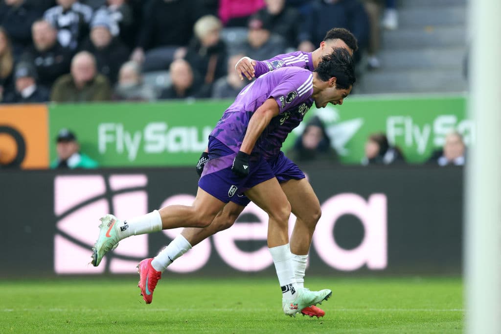 Raúl Jiménez marca golazo con el Fulham ante Newcastle en la Premier