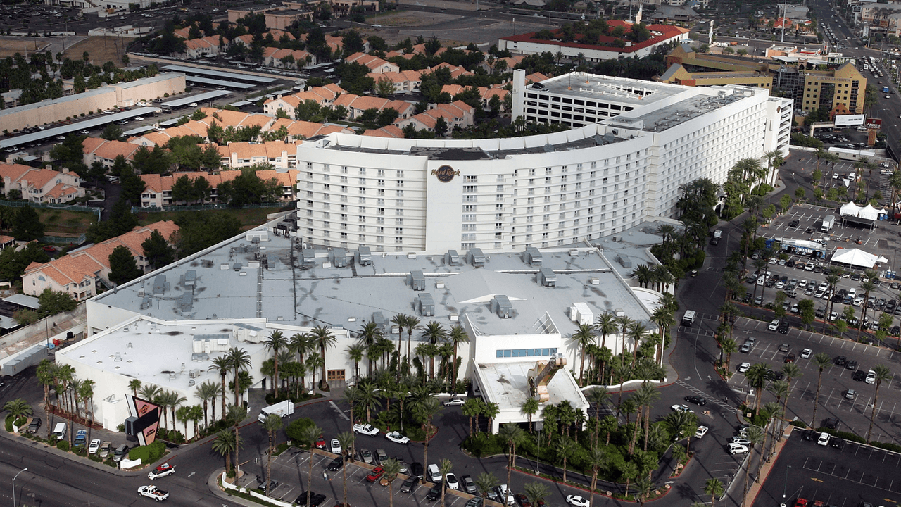 Un año más tarde, en 1995, Hard Rock abre su primer hotel y casino en Las Vegas, Nevada. En la actualidad la marca cuenta con más de 40 hoteles, casinos y hoteles con casino, que ofrecen entretenimiento de primera.