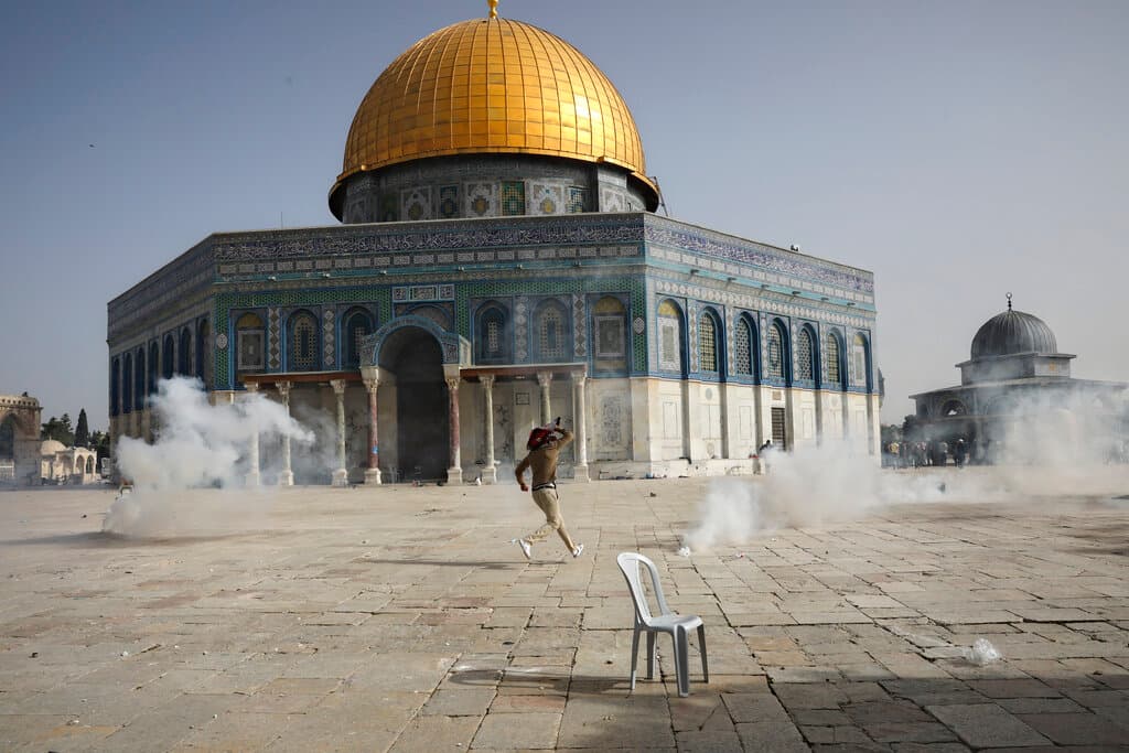 La nueva ola de violencia se cocinó
<b>luego de varias semanas de creciente tensión entre palestinos e israelíes </b>en Jerusalén Oriental, que culminaron en enfrentamientos en la mezquita de Al Aqsa, un lugar sagrado para musulmanes, judíos y cristianos.