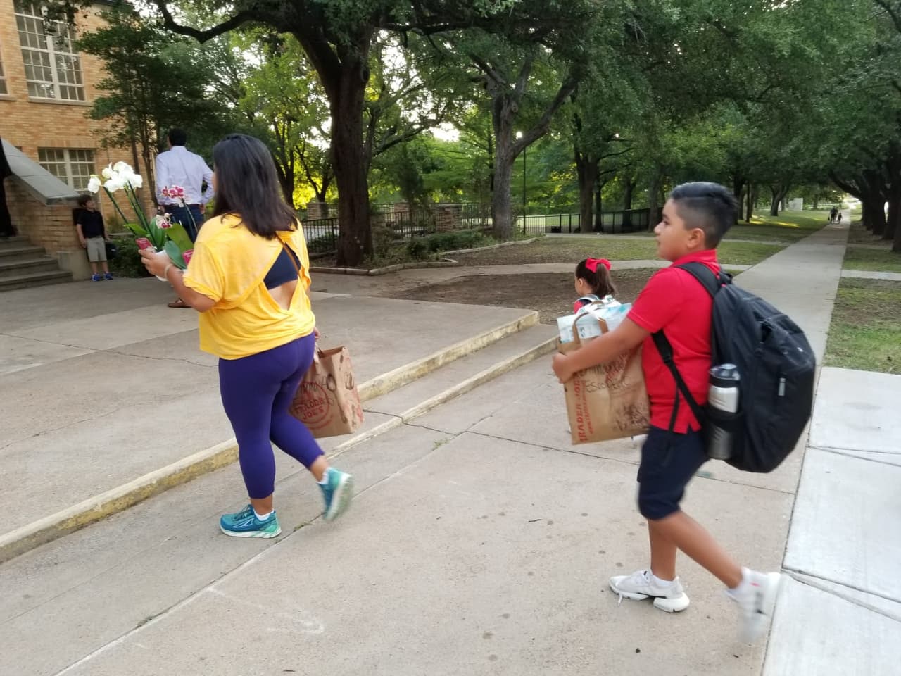 Los alumnos se vieron cargando sus bultos y pertenencias.