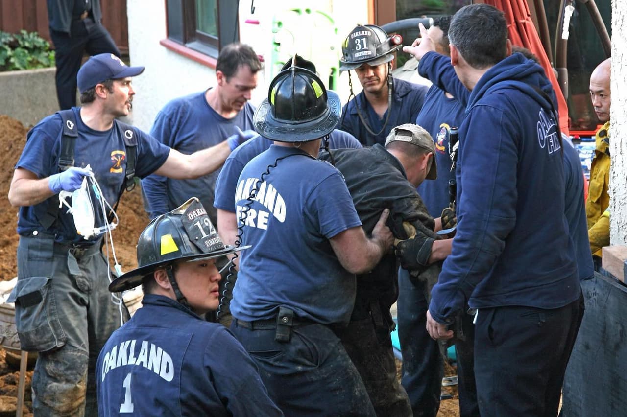 Un trabajador quedó debajo de un muro que se cayó en Oakland. En fotos proporcionadas por los bomberos del condado de Alamedas se aprecia a un hombre con gorra y overol que es ayudado a salir del derrumbe. Mira los detalles.