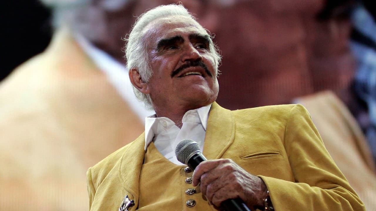 Vicente Fernández continúa "grave", pero presenta movimientos en una mano y el pie y puede comunicarse