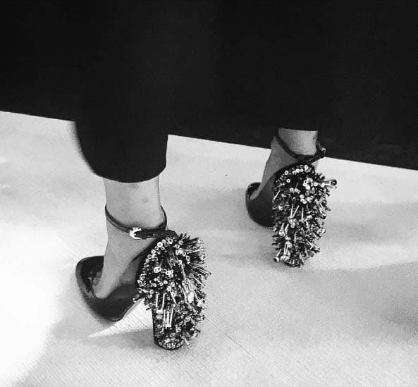 Los detalles decorativos simplemente la vuelven loca. Cada uno de sus zapatos son igual de originales que ella.