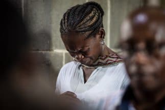 Kenia comienza el duelo nacional con el dolor de lo ocurrido en la universidad de Garissa.