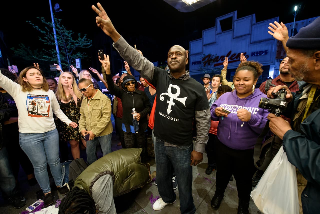 Los fanáticos de Prince se reunieron en diversas partes del país para despedir al músico que murió el 21 de abril a la edad de 57 años.