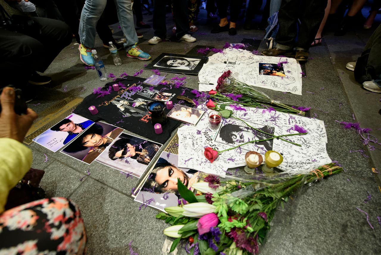 Fotos, playeras, flores y veladoras, fueron algunas de las cosas que le dejaron como un recuerdo y agradecimiento por su música.