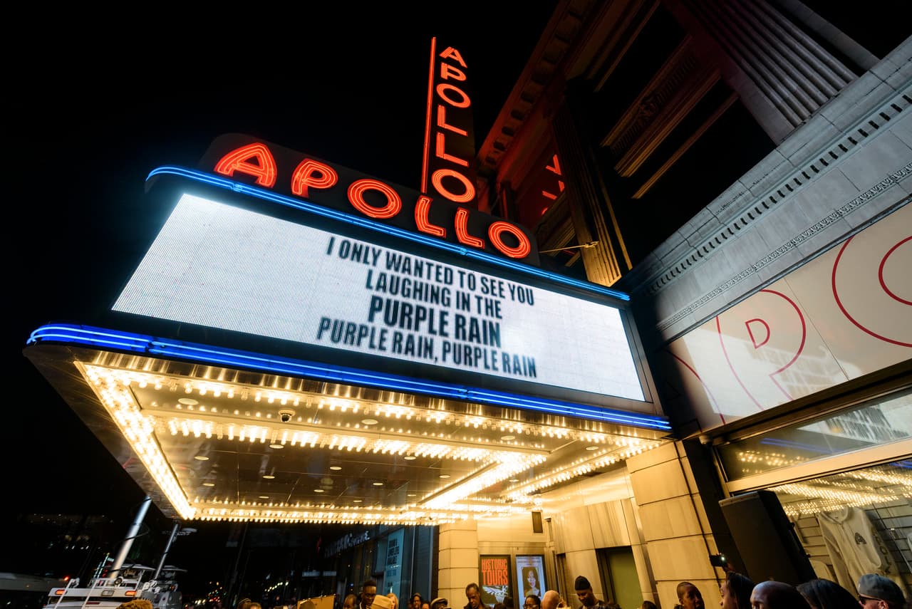 El Apollo Club también dejó un fragmento de la canción 'Purple Rain'.