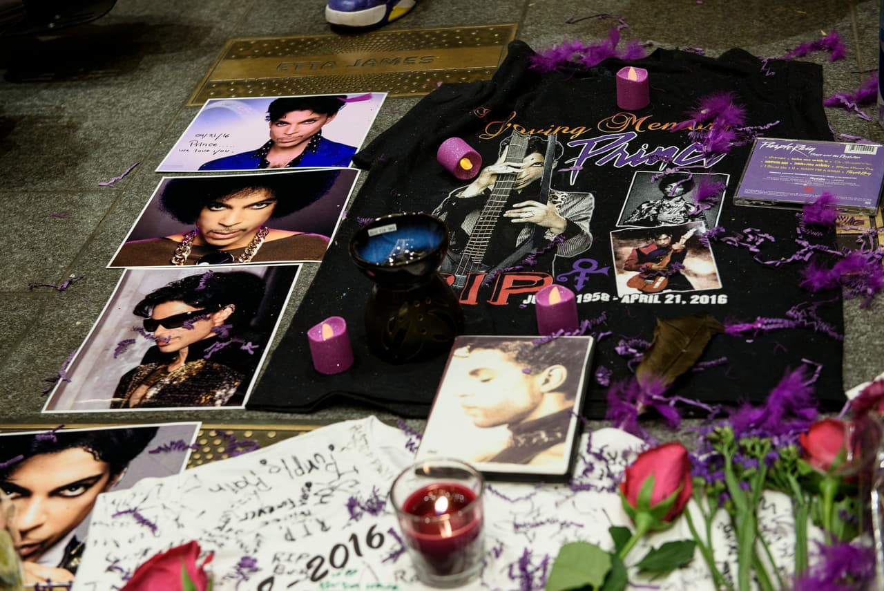 Fotos icónicas del cantante tampoco faltaron para decirle adiós.