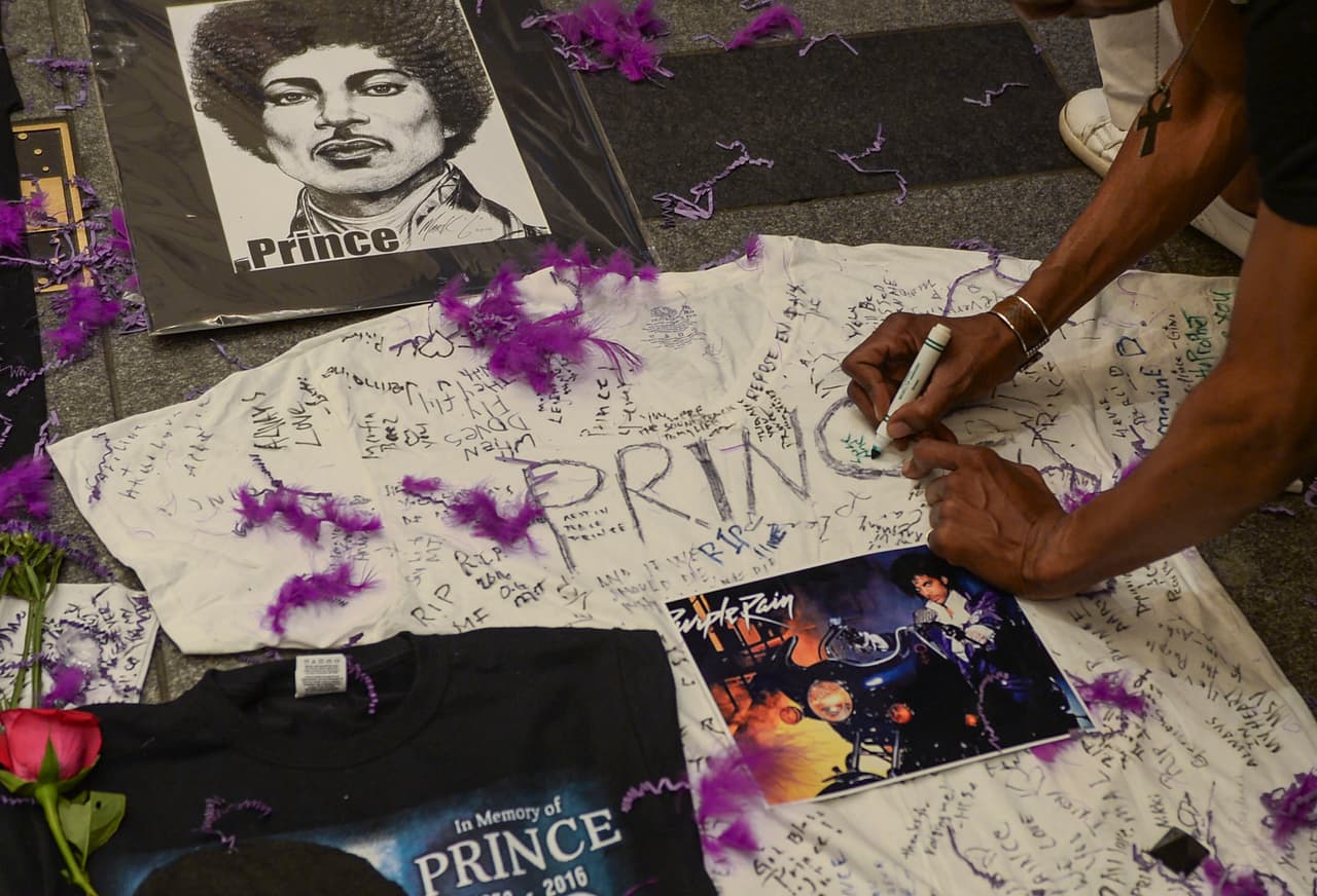 Una playera fue firmada por cada uno de los que llegó al sitio para dejar sus condolencias.