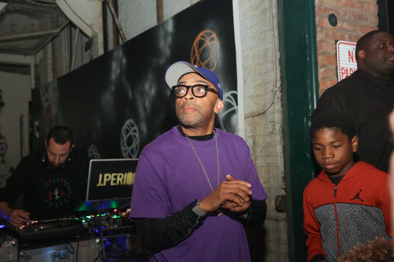 Spike Lee no dejó de lado la gran admiración que tenía por el cantante, por lo que horas despúes de que se diera a conocer la muerte de Prince, convocó a una fiesta en la calle, para rendirle tributo.