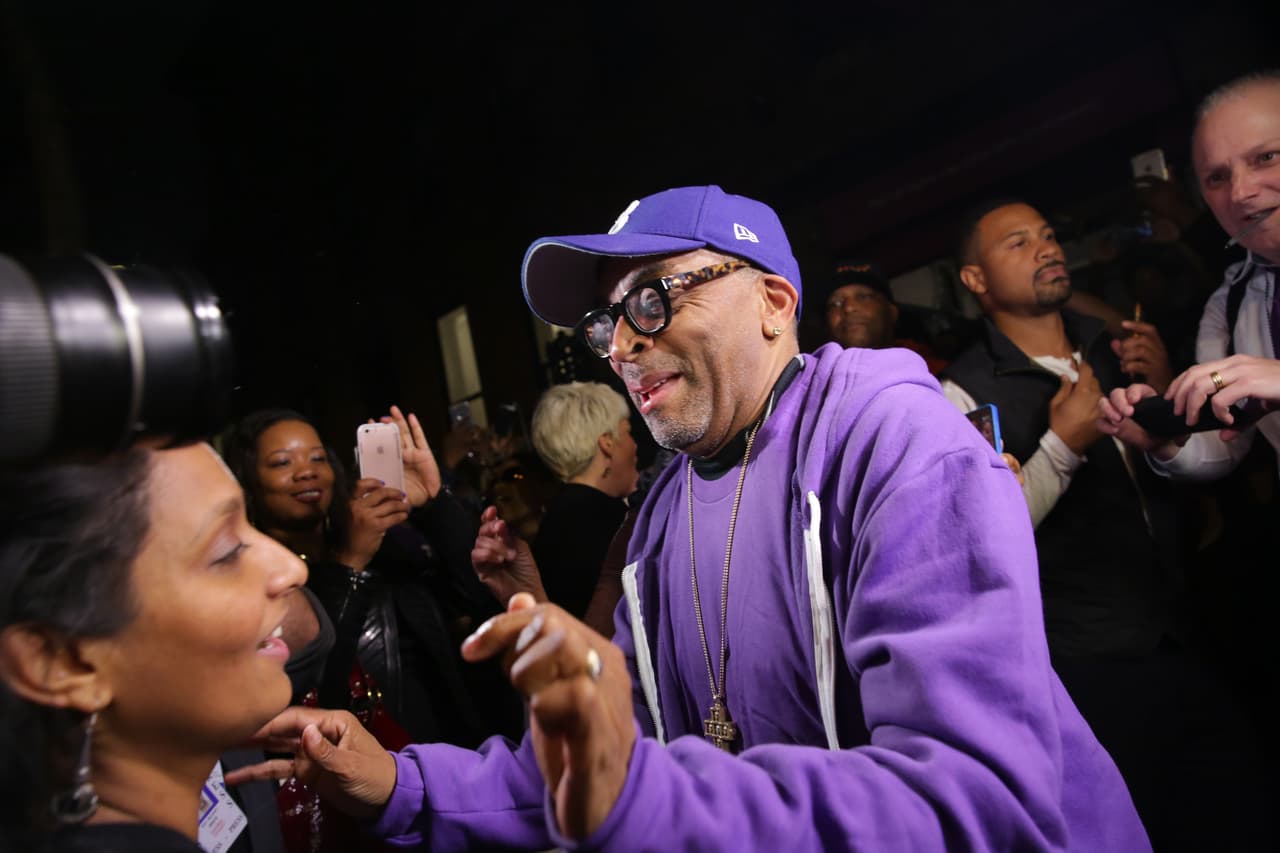 El director hizo el tributo en la calle de Brooklyn, hizo la convocatoria por redes y al llegar sólo dijo: "Está bien, creo que todos sabemos qué es lo que hacemos aquí".