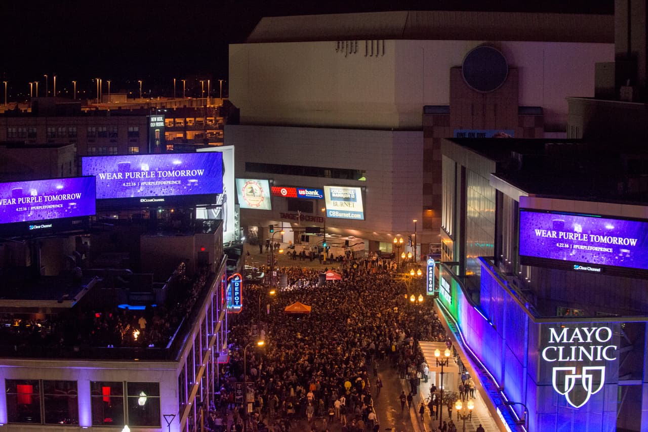 Pero no sólo en Brooklyn salieron a despedirlo, ya que en Minneapolis, ciudad de la que es originario se congregaron cientos de personas para dejar un tributo al gran Prince.