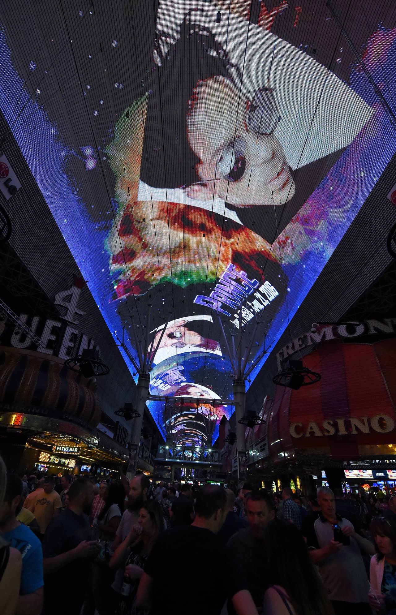 A la fiesta llegaron cientos de personas vestidas con diferentes tonos de púrpura.