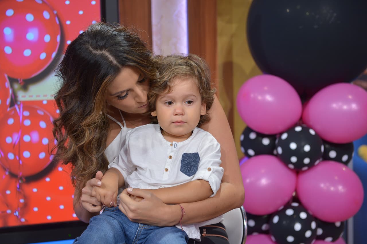 Maity consintiendo a su hermoso sobrino. Baby Bruce llegó a abrazar a su amiga Michelle.