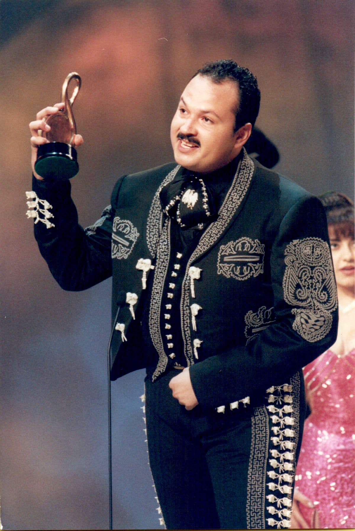 De hecho, uno de sus pasos más recordados en el 'crossover' fue en el año 2014, cuando formó parte de la serie 
<b><a href="https://www.youtube.com/watch?v=k1ETj_glyv4" target="_blank">'MTV unplugged'</a></b>, la afamada producción del canal musical identificado más hacia el rock y pop. 
<br>