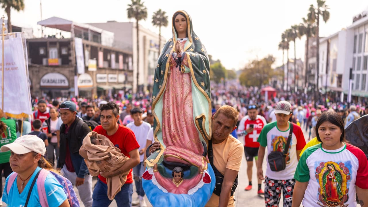 Migrantes llegan a la Basílica de Guadalupe y le piden a la Virgen que los ayude en su travesía a EEUU