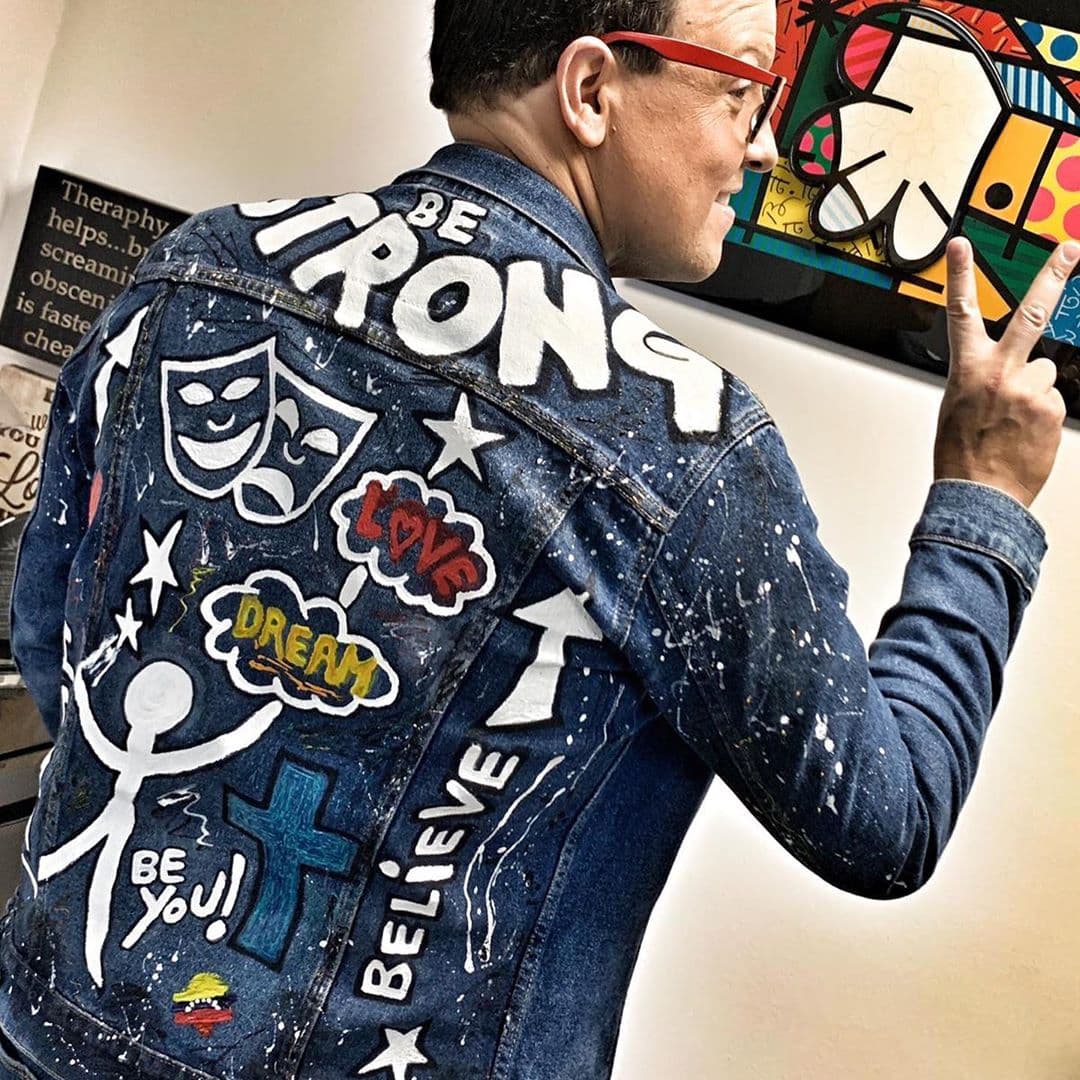 Las 'denim jacket' pueden ser tan divertidas como lo desees. Aquí Raúl González se encargó de imprimirle sus gustos y pasiones.