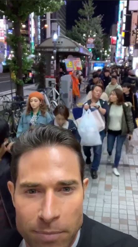 El actor compartió entusiasmado algunos videos mientras caminaba por las calles de Tokio.