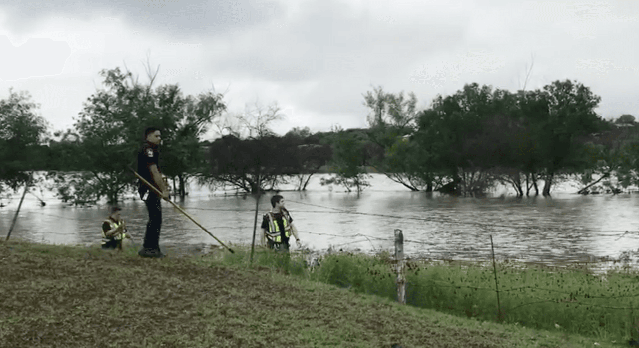 Vaya a un terreno más alto si vive en un área propensa a inundaciones o está acampando en un área baja.