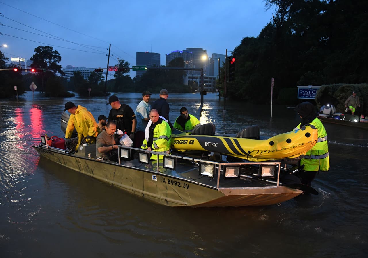 Un grupo de personas fueron rescatadas de un hotel por agentes de la policía de Houston.