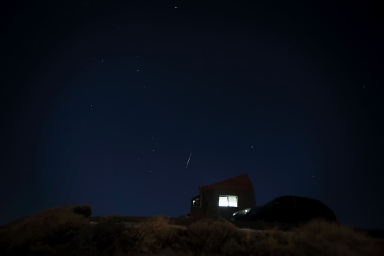 Cuando estos cuerpos encendidos conocidos como meteoroides entran en la atmósfera terrestre a gran velocidad se desintegran no sin antes crear una especie de huella o rastro lumínico, que es lo que comúnmente se conoce como estrellas fugaces. Si el meteoroide no se desintegra por su gran tamaño se conoce como meteoro.