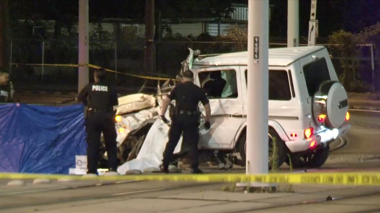 Un conductor viajaba a exceso de velocidad a lo largo de las vías del tren METRO, cuando perdió el control por razones desconocidas y se estrelló contra un poste. El hombre salió disparado del vehículo y falleció en el lugar.