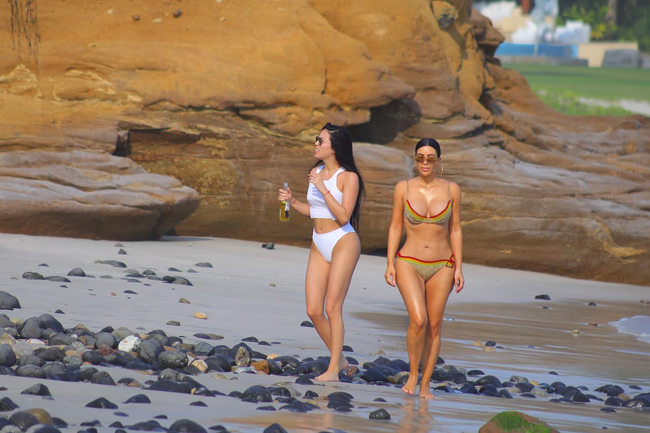 Kim Kardashian pasó el fin de semana del 22 de abril de 2017 en el resort Casa Aramara, en Tulum, México. Allí estuvo en la playa con Stephanie Sheppard, su asistente, mientras tomaba una cerveza. Además, Kourtney Kardashian también estuvo con amigas en el lugar.