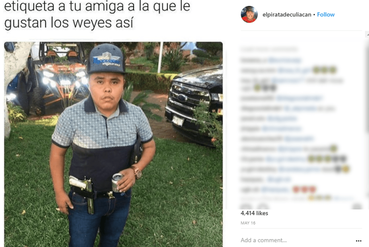 Otro de los elementos con los que acostumbraba a dejarse ver es con armas, desde una pistola hasta fusiles de asalto, algo que no es infrecuente en el entorno de la música de los narcocorridos.