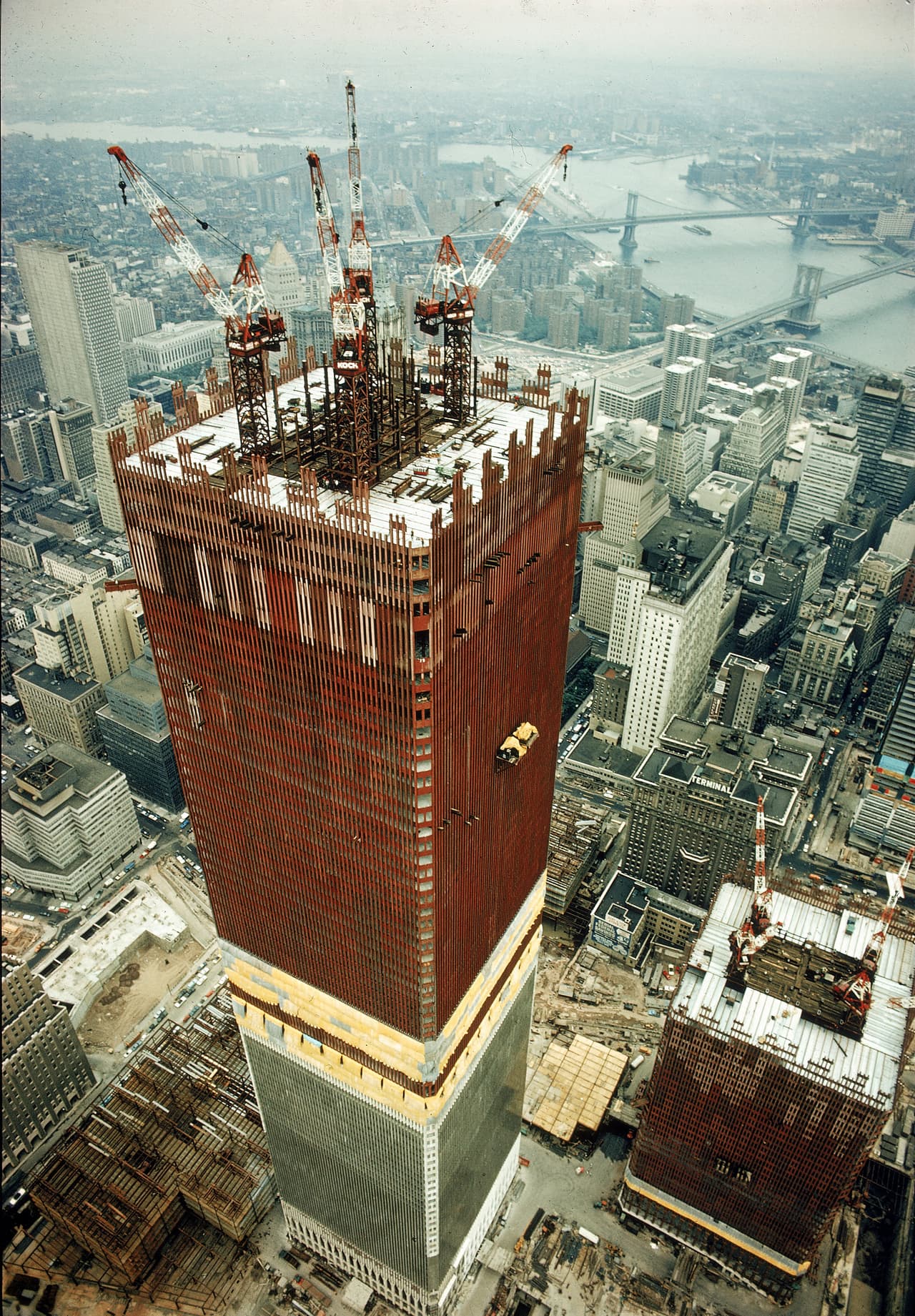 Las torres fueron diseñadas para balancearse con los vientos fuertes.
<br>
<br>Los constructores del World Trade Center investigaron exhaustivamente el efecto del viento en las torres, para asegurarse de que un huracán u otro sistema meteorólgico no las afectara.