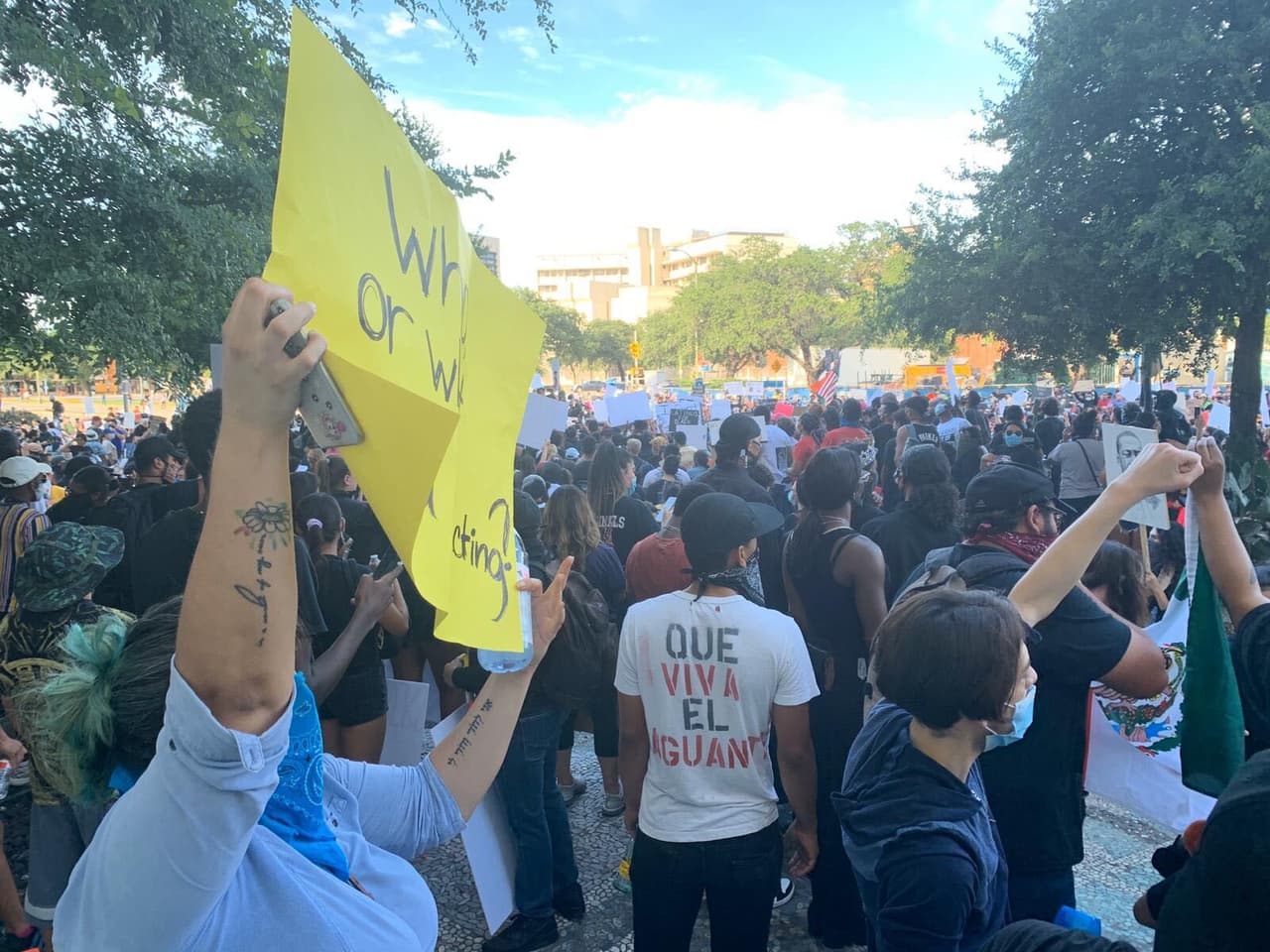 A las 5:30 empezó la marcha con rumbo a las instalaciones del Departamento de Seguridad Pública de San Antonio.