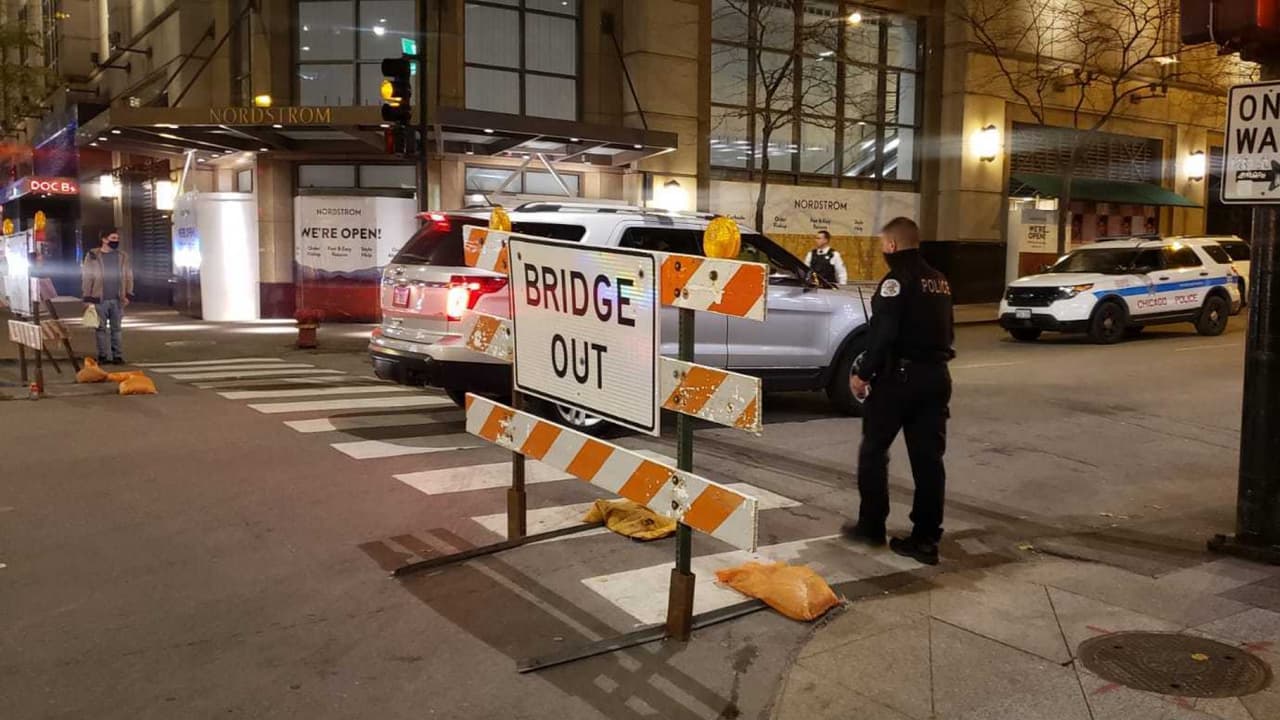 La policía de Chicago bloquea el acceso a la torre Trump de Chicago durante la noche electoral