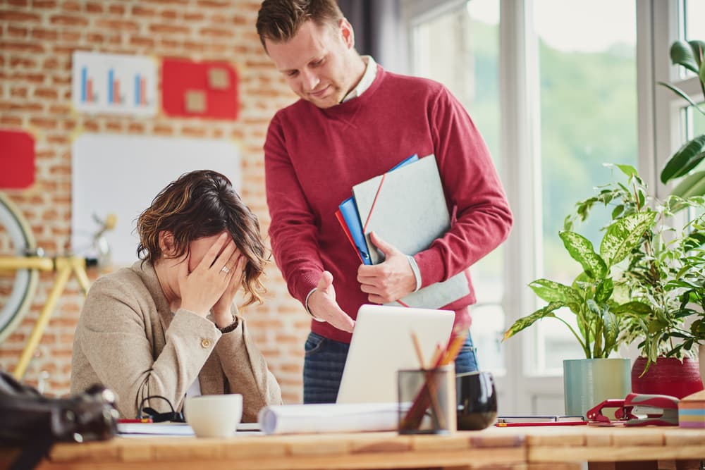 Si tienes problemas en el trabajo, o con amigos o vecinos no lleves tu mal humor a tu relación. Si te sientes incómodo por una situación laboral o personal no trasmitas esa negatividad a los tuyos ni tampoco la lleves a tu pareja pues nada sacarías con eso y causarías aún más problemas en tu vida. Hay una inclinación a trabajar fuera de la casa en un horario nocturno que puede ser positiva durante un tiempo, pero no de manera permanente. Si buscas incrementar tus ingresos de esa manera ajusta tus horarios previamente y todo saldrá de una forma satisfactoria. Se avecina un ciclo de abundancia y prosperidad económica a partir de ahora. 
<br>
