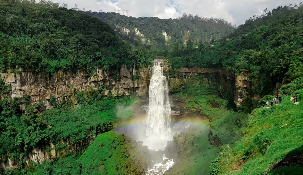 Hay quienes aseguran que hay un particular lugar, llamado "la piedra de los suicidas", donde se dice que se oyen voces y al acercarse, la gente se siente rara, como si sufrieran un repentino vértigo.