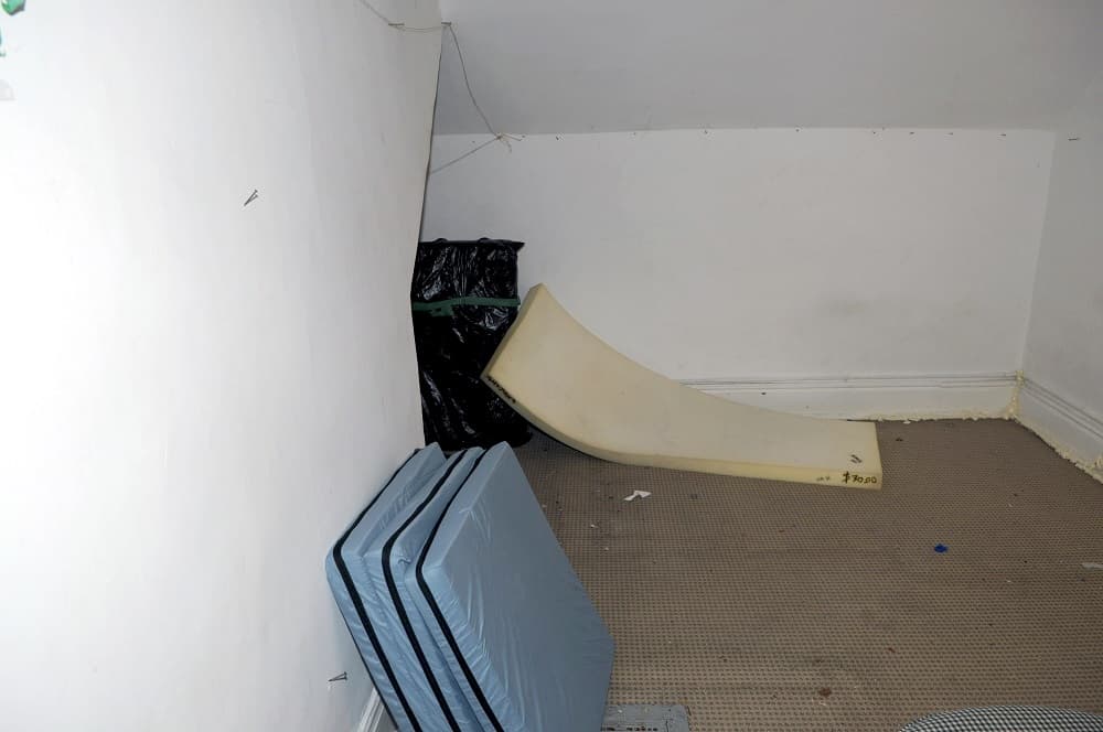 Según las autoridades se les cobraba por alojamiento, transporte y muchos otros conceptos. Los traficantes controlaban sus salarios. Tras pagar esos costos, los trabajadores se quedaban con cantidades mínimas, en algunos casos de menos de 50 dólares al mes.