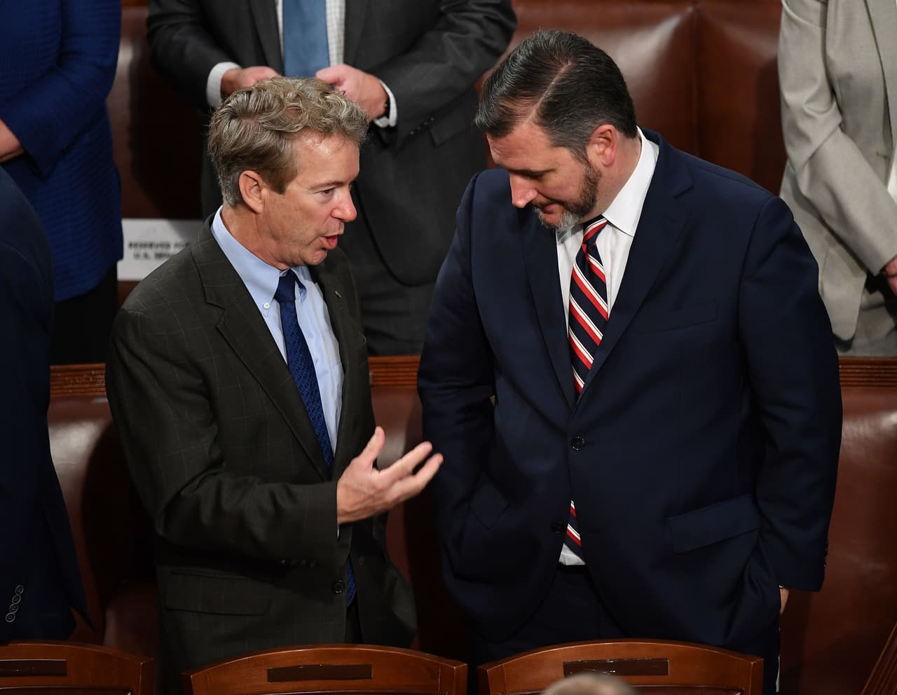 Los senadores republicanos Rand Paul y Ted Cruz conversan antes del inicio del discurso del Estado de la Unión.