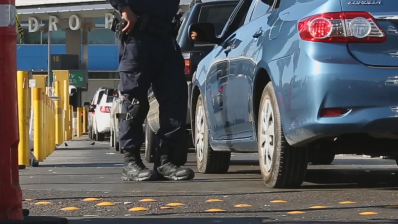 Entre las funciones de las Polleras está contratar a personas que ayuden al cruce ilegal de los migrantes, pagar sobornos, distribuir las ganancias y preparar a los clientes antes del pasar por la frontera.