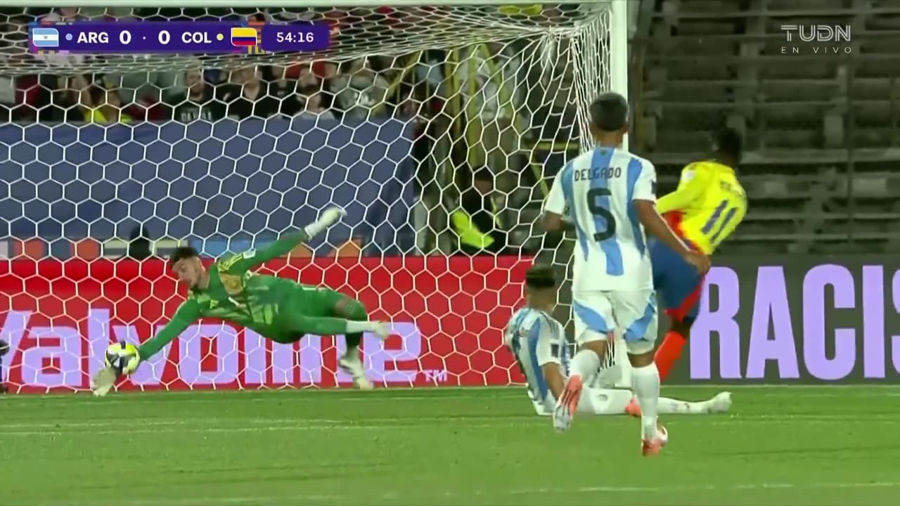 ¡Brutal atajada de Barbi y la gran barrida de Ramírez evitan el gol de Colombia!