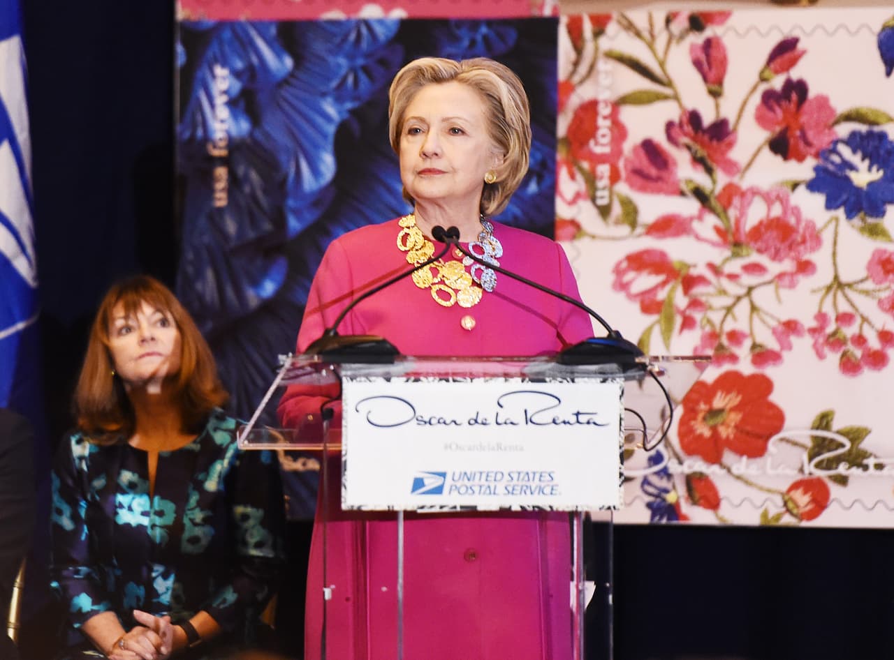 E, incluso, está usando accesorios llamativos, como estas joyas que se puso durante la muestra de la estampilla postal en honor a Óscar de la Renta.