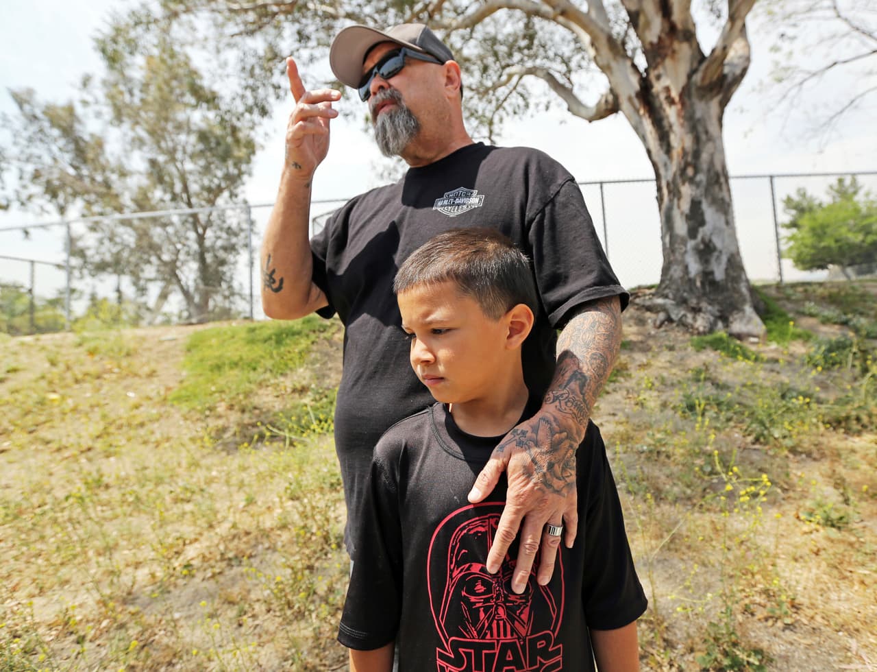 El niño Jeffrey Imbriani visto aquí junto a su abuelo, Rubén Gutiérrez, dijo que era amigo de Jonathan Martínez, el pequeño que pereció en el tiroteo.