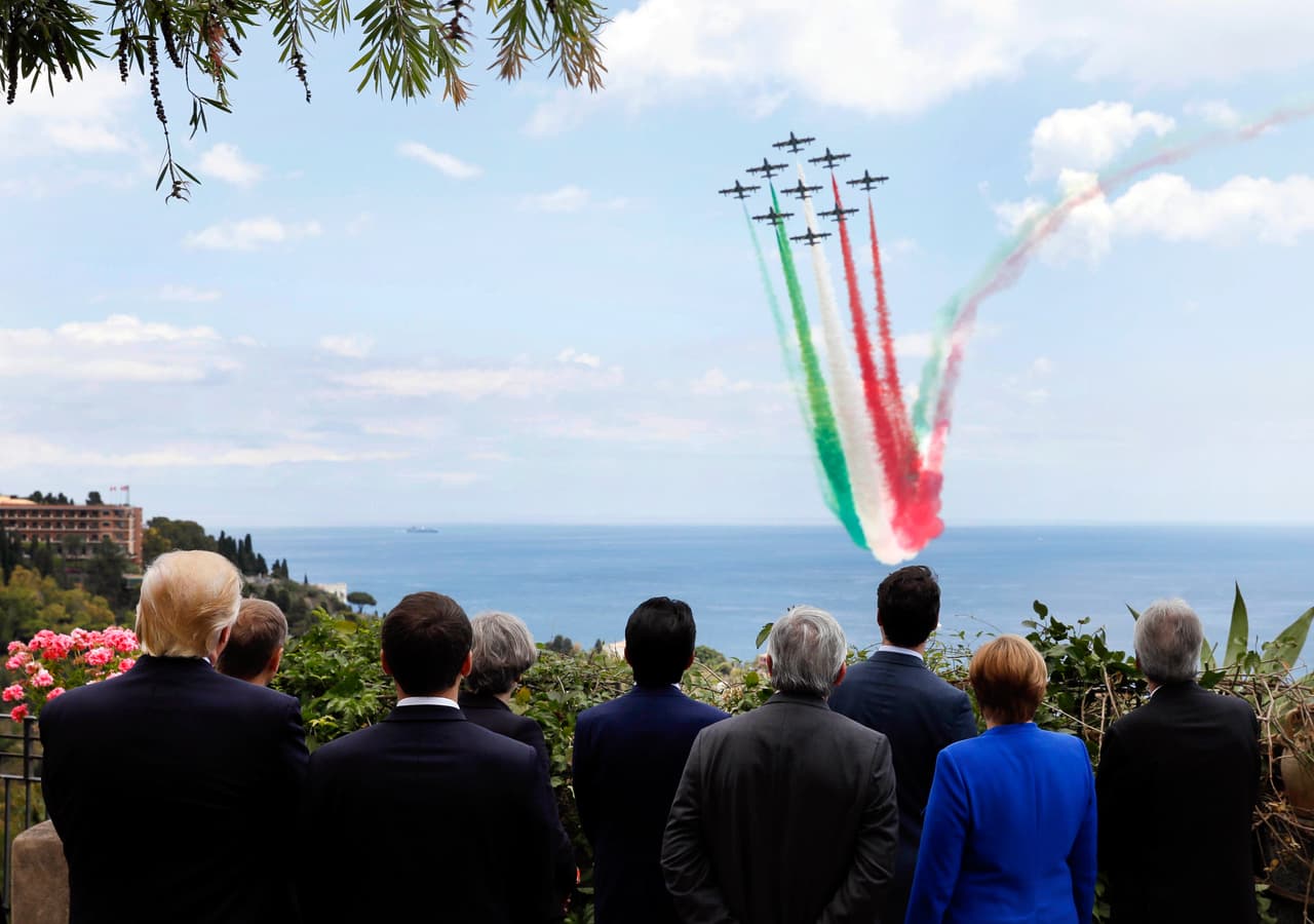 <b>El espectáculo del G7. </b>Los líderes del grupo de economías más industrializadas del mundo, más la Unión Europea, ven pasar un grupo de aviones de la fuerza aérea italiana en Taormina, Italia, 
<b><a href="http://www.univision.com/shows/despierta-america/donald-trump-llega-a-italia-para-participar-de-la-cumbre-del-g7-video">al comienzo de la cumbre del G7</a></b>.
<br>