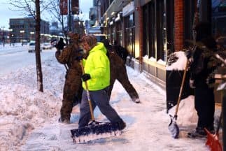 Una niña de seis años muere por el frío fuera de su departamento